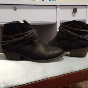 SO brand ankle boots